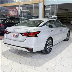 نيسان ألتيما